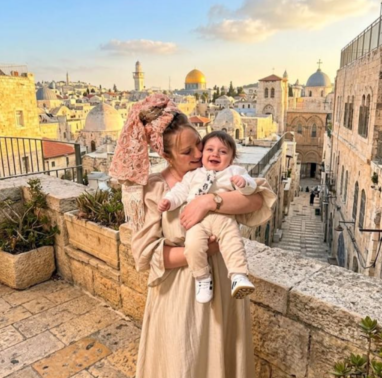 טליה איזנברג, יוצרת עוגות עבודת יד, עם התינוק שלה בירושלים העתיקה