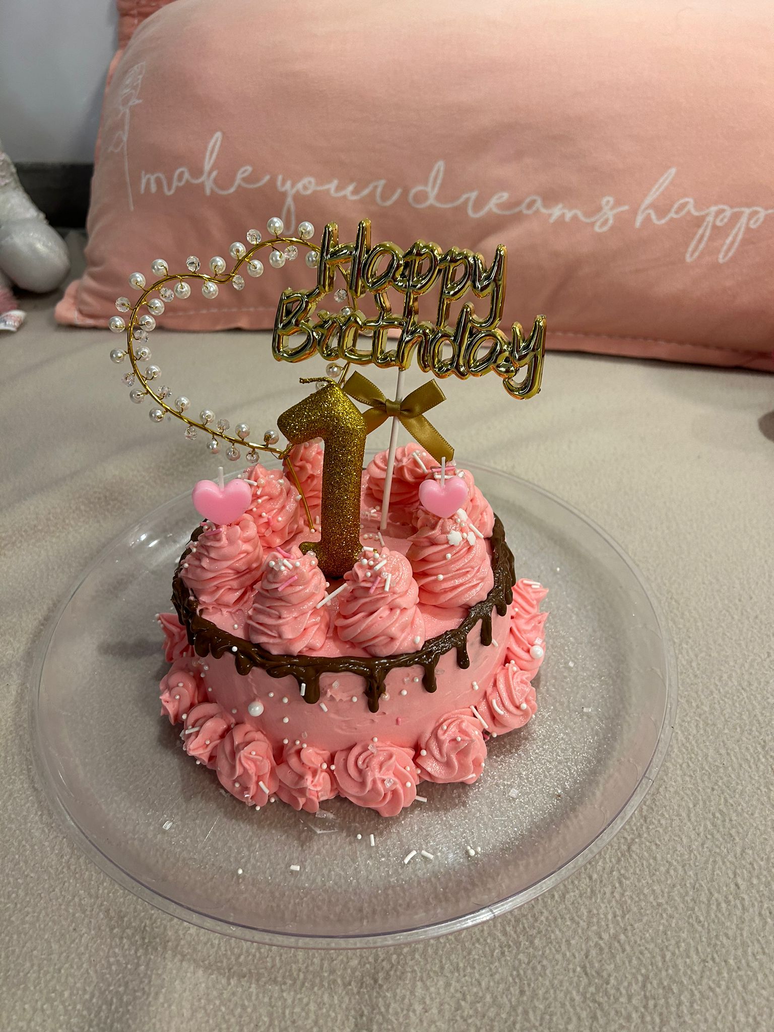 עוגת יום הולדת ראשון ורודה עם טופר Happy Birthday זהב, בעבודת יד של טליה איזנברג